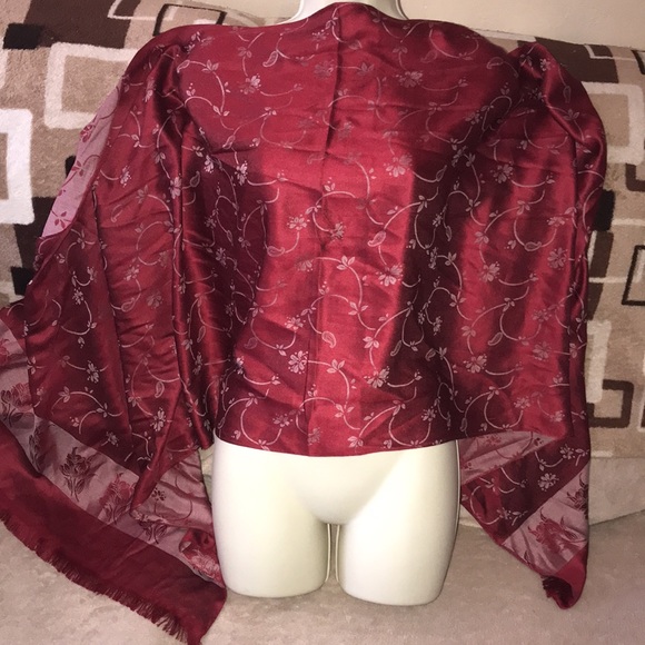 Red and silver scarf 🧣 reversible patterns floral - Picture 3 of 3